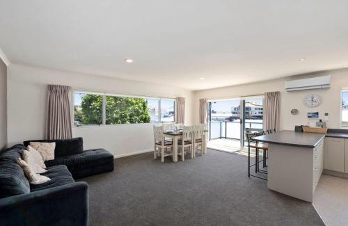 Paraparaumu Beach Maison | Sun on Seaview - Paraparaumu Beach Holiday Home