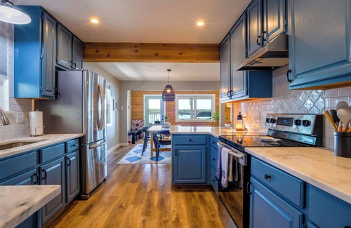 Granite Shoals Maison | Sun rays & lake waves on Lake LBJ! Lakefront, hot tub, SUP, fire pit, games!