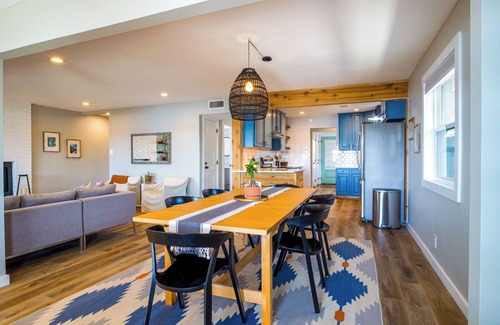 Granite Shoals Maison | Sun rays & lake waves on Lake LBJ! Lakefront, hot tub, SUP, fire pit, games!