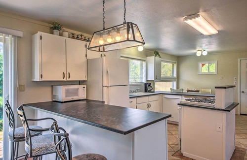 White Pine Maison | NEW! Sun-Soaked Trout Creek Escape < 2 Mi to River