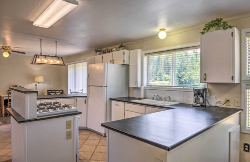 White Pine Maison | NEW! Sun-Soaked Trout Creek Escape < 2 Mi to River