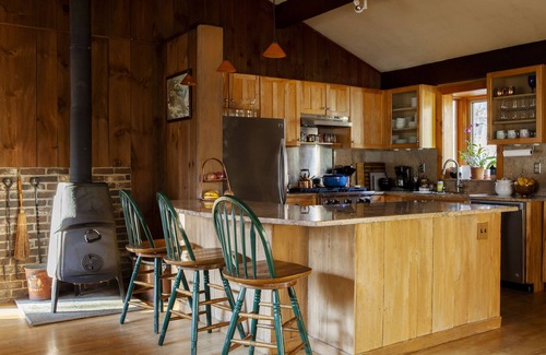 Hollowville Maison | Sunbeam Lodge: Pool+Hot Tub, 50 Acres, ‘70s Oasis