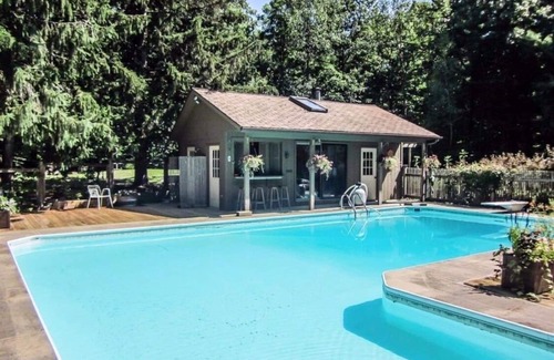 Hollowville Maison | Sunbeam Lodge: Pool+Hot Tub, 50 Acres, ‘70s Oasis