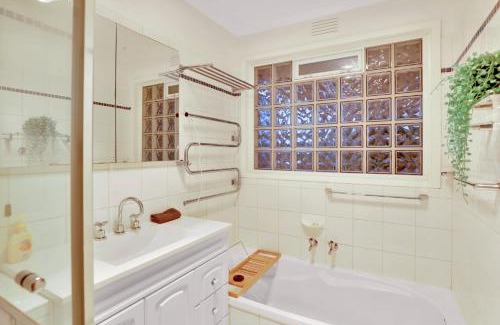 Sunbury Maison | Sunbury large family home pet friendly airport
