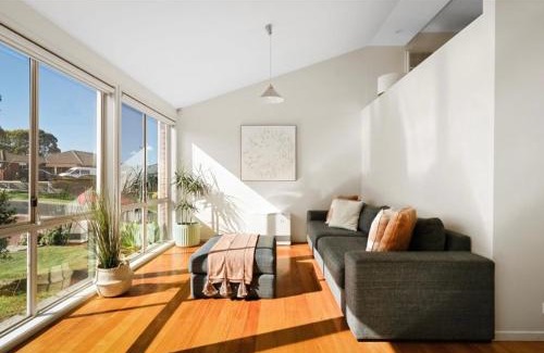 Sunbury Maison | Sunbury on the hill close to airport with wifi pet friendly