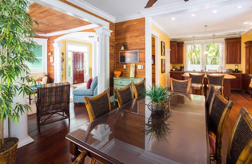 White Street Gallery District Maison | SUNCATCHER~4 Bedroom, 4 Bathroom in Old Town with Pool!