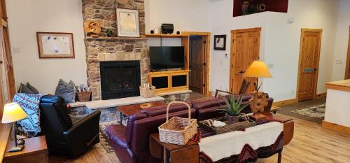 Sundance Maison | Sundance Spacious Vaulted Ceiling cabin, Hot tub, huge lawn