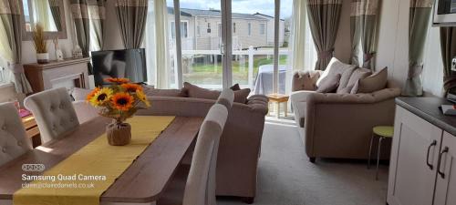 Skegness Maison | Sunflower 3 Bedroom Mini Lodge at Southview Holiday Park Skegness