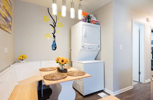 Brighton Park Appartement | Sunflower Apt 12 Min from Downtown CHI