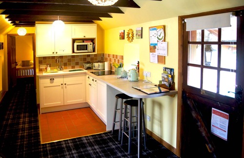 Aberchirder Maison | Sunflower Cottage, cosy place near the woods and river with private garden.