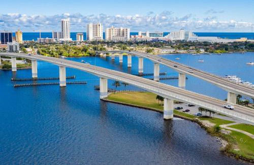 Daytona Beach Shores Maison | Sunglow Resort Condo Unit #206
