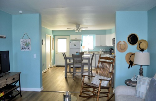 Deep Hole Maison | Sunkissed Bliss - 2BR Townhouse - Close to Beach, NO LINENS