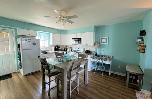 Deep Hole Maison | Sunkissed Bliss - 2BR Townhouse - Close to Beach, NO LINENS