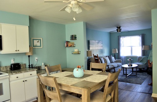 Deep Hole Maison | Sunkissed Bliss - 2BR Townhouse - Close to Beach, NO LINENS
