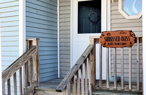 Deep Hole Maison | Sunkissed Bliss - 2BR Townhouse - Close to Beach, NO LINENS