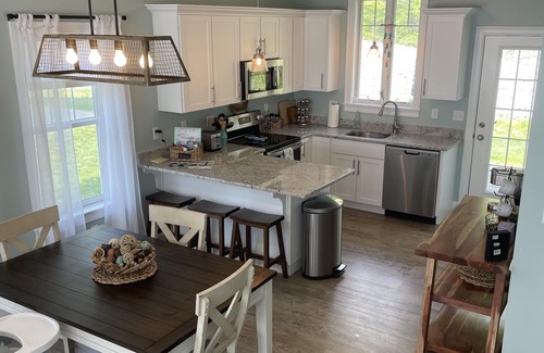 Arundel Cottage | Sun kissed cottage, close to Dock Sq, pools, club house, gym, beaches & shopping