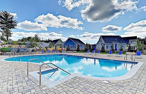 Arundel Cottage | Sun kissed cottage, close to Dock Sq, pools, club house, gym, beaches & shopping