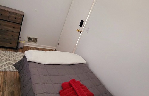 Hillandale Maison | Sunlight floor apartment in a house w/private parking near Washington DC