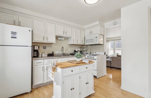 West Allis Maison | Sun-Filled 2BR - Close to It All