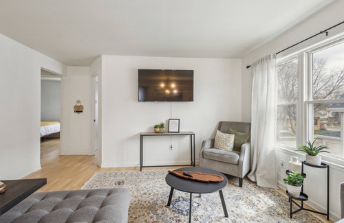 West Allis Maison | Sun-Filled 2BR - Close to It All