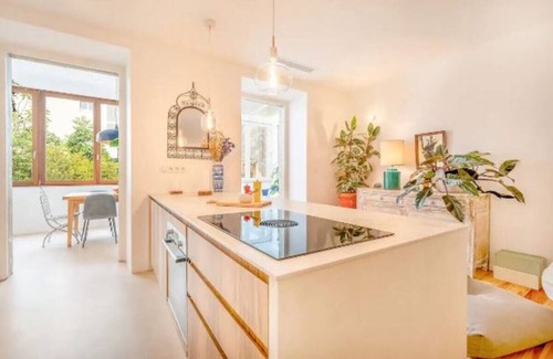 Santa Isabel Appartement | Sunlit Apt–Best for Families & Business Travelers Nr Amoreiras and Pessoa’s Home