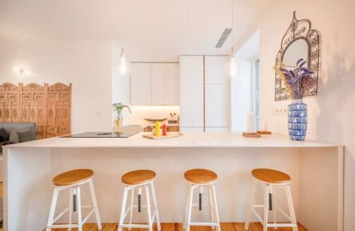 Santa Isabel Appartement | Sunlit Apt–Best for Families & Business Travelers Nr Amoreiras and Pessoa’s Home