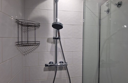 West Ham Appartement | Sunlit loft, ensuite, TV, workspace, kitchen access. 7 min to the underground.