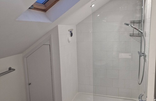 West Ham Appartement | Sunlit loft, ensuite, TV, workspace, kitchen access. 7 min to the underground.