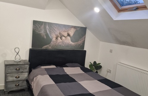 West Ham Appartement | Sunlit loft, ensuite, TV, workspace, kitchen access. 7 min to the underground.