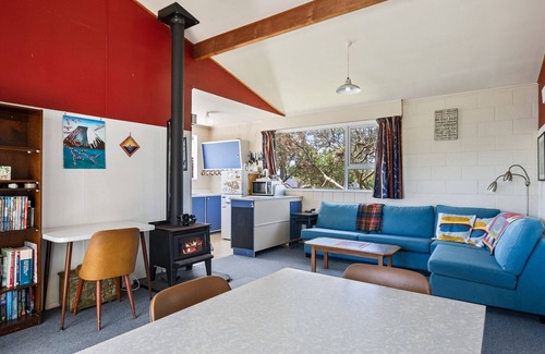Te Horo Beach Maison | Sunlit Retreat - Te Horo Beach Holiday Home
