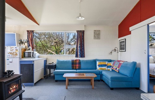Te Horo Beach Maison | Sunlit Retreat - Te Horo Beach Holiday Home