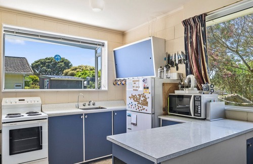 Te Horo Beach Maison | Sunlit Retreat - Te Horo Beach Holiday Home