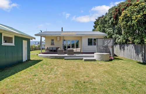 Te Horo Beach Maison | Sunlit Retreat - Te Horo Beach Holiday Home