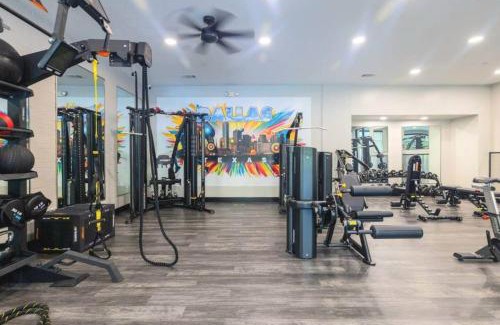 Vickery Meadow Appartement | Sunlit Suite w Resort Pool - Gym by Midtown Blvd