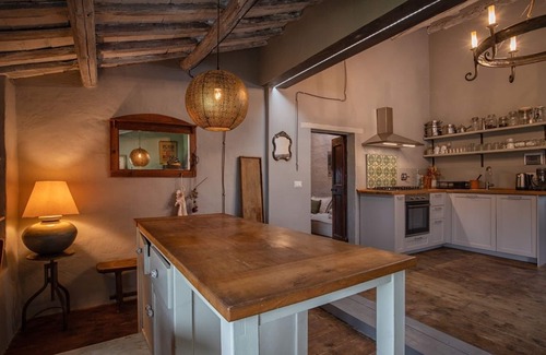 Ferretto Appartement | Sunlit Tuscan Farmhouse with a Lush Garden