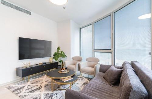 Tel Aviv Appartement | Sunlit Urban Escape with Balcony with Mamad by Sea N' Rent