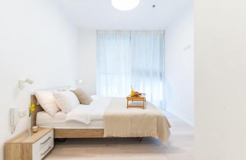 Tel Aviv Appartement | Sunlit Urban Escape with Balcony with Mamad by Sea N' Rent