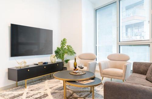 Tel Aviv Appartement | Sunlit Urban Escape with Balcony with Mamad by Sea N' Rent