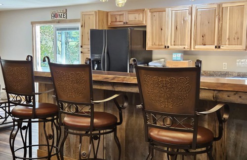 Rural Retreat Cabine | Sunni's Country Hideaway: Short Term Rental. Pet Friendly.