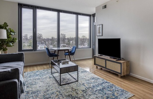 Bethesda Appartement | Sunny 1BR Near Woodmont Triangle w/ Amenities
