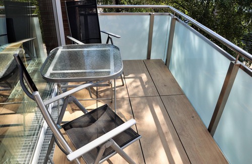Scharbeutz Appartement | Appartement ensoleillé de 2 pièces près de la plage avec balcon et vue mer partielle