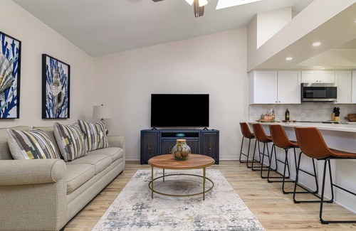 Palm Harbor Maison | Sunny 2BR/2BA Coastal Retreat – Walk to Dining, Near Beach & Trails