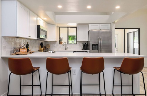 Palm Harbor Maison | Sunny 2BR/2BA Coastal Retreat – Walk to Dining, Near Beach & Trails