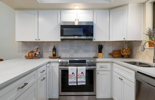 Palm Harbor Maison | Sunny 2BR/2BA Coastal Retreat – Walk to Dining, Near Beach & Trails
