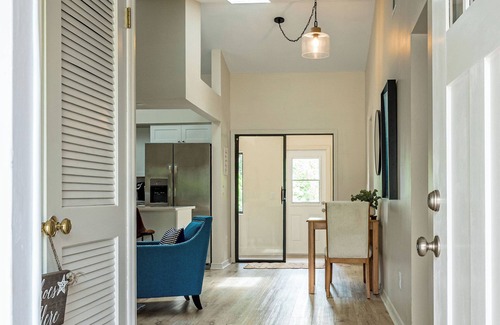 Palm Harbor Maison | Sunny 2BR/2BA Coastal Retreat – Walk to Dining, Near Beach & Trails