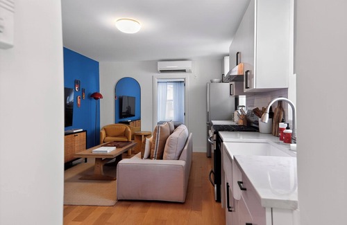 Williamsburg Appartement | Sunny 3-BR w/ AC near Newtown Creek Nature Walk — East Williamsburg Gem