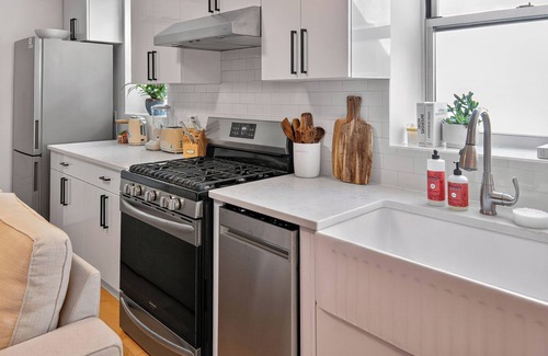 Williamsburg Appartement | Sunny 3-BR w/ AC near Newtown Creek Nature Walk — East Williamsburg Gem