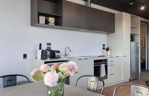 Petone Appartement | Sunny 3BR Petone Apt – Ocean Views, Walk to Shops