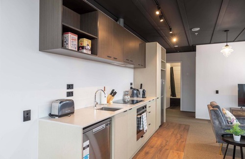 Petone Appartement | Sunny 3BR Petone Apt – Ocean Views, Walk to Shops