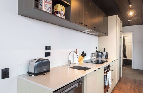Petone Appartement | Sunny 3BR Petone Apt – Ocean Views, Walk to Shops
